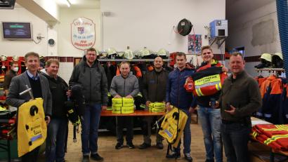 Bild: egl
Bürgermeister Albert Geitner (links) übergibt die Ausrüstungsgegenstände an die Kommandanten der Feuerwehren in der Gemeinde Ursensollen.