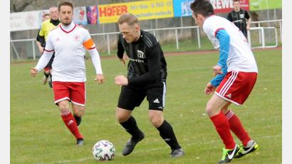 Bild: heh
Kein Durchkommen gab es am Donnerstagabend für die Konnersreuther Offensivabteilung um Tobias Plaß (Mitte): Die Wiesauer (Matthias Männl, links, und Tim Bächer) ließen im Nachholspiel nichts zu. Nun gastiert der Spitzenreiter SG Schwarzenbach/Förbau in Konnersreuth.