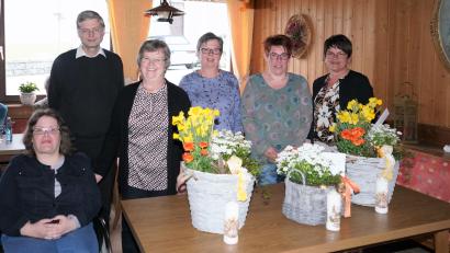 Bild: fvo
Tanja Müller, Pfarrer Norbert Götz, Gerlinde Müller, Ingrid Troidl, Birgit Bocka und Pfarrgemeinderatssprecherin Birgit Bergmann (von links) bei der Verabschiedung