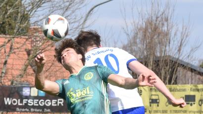 Archivbild: Gebert
David Dobras (links) und der SV Mitterteich werden sich am Samstag bei der SG Quelle Fürth mächtig strecken müssen, wenn sie ihren Positivlauf der letzten Wochen auch beim Spitzenreiter fortsetzen wollen.