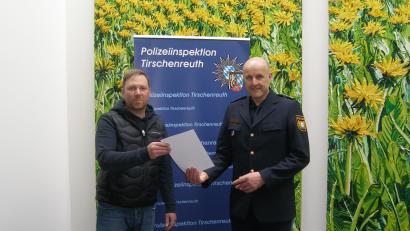 Bild: Polizeiinspektion Tirschenreuth/exb
Der Leiter der Polizeiinspektion Tirschenreuth, Günther Burkhard, (rechts) überreichte Stefan Diez das Anerkennungsschreiben des Polizeipräsidenten der Oberpfalz, Norbert Zink.