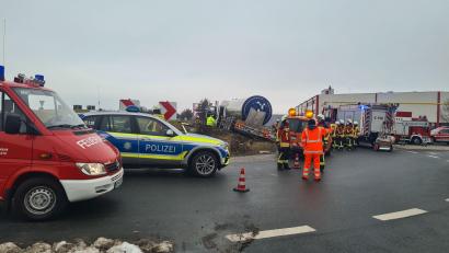 Archivbild: rw
Die Zahl der Verkehrsunfälle ist 2021 deutlich angestiegen. 723 Mal musste die Polizeiinspektion Kemnath ausrücken. Der Unfall mit einem Lastwagen auf dem „Hegele“-Kreisverkehr im Januar geht in die Statistik 2022 ein.