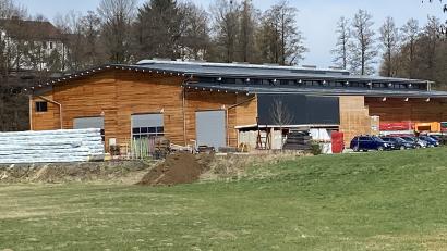 Bild: Werner Beierl/exb
Die Firma Riedl Holzbau in Waldthurn will expandieren. Anwohner haben nun befürchtet, dass der Bau schon ohne Genehmigung starten könnte. Die Erdaufschüttung im Vordergrund ist jedoch im Rahmen des Erlaubten, sagt das Landratsamt.