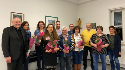 Bild: Pfarramt Tirschenreuth/exb
Mit Geschenken verabschiedet: (von links) Stadtpfarrer Georg Flierl, Doris Schön, Stefanie Schuller, Edith Bracke, Manuel Dörfler, Annemarie Mayer, Raimund Bilz, Andrea Rosnitschek, Alfred Haubner, Monika Etterer und Pfarrgemeinderatssprecherin Edith Schön. Nicht im Bild sind Elisabeth Legat, Maximilian Peter, Vinzenz Rahn, Christine Voith und Stephanie Würl.