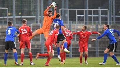 Bild: Büttner, Gerhard
Gästetorwart Ladislav Caba machte eine überragende Partie ab und fängt in dieser Szene einen Weidener Flankenball ab. Die SpVgg SV Weiden blieb im Freitagspiel ohne Punkte.