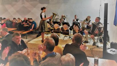 Bild: gz
Die Bayerische Bierkönigin Sarah Jäger hatte beim Dirigieren des "Kaiserjäger-Marsches" die Musiker der "Zoigl-Blosn" fest im Blick.