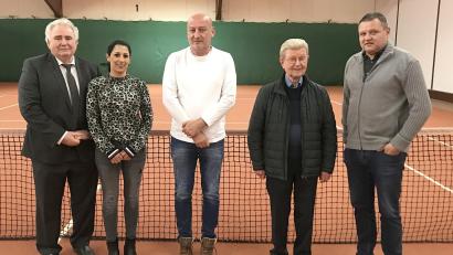 Bild: kro
Langjährige Mitglieder ehrte der TC Tirschenreuth im Rahmen seiner Jahreshauptversammlung: (von links) Zweiter Bürgermeister Peter Gold, ATSV-Geschäftsführerin Stefanie Zeus, Hans Schedl, Hans-Robert Friedl und Vorsitzender Claus Bäumler.