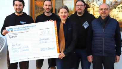 Bild: war
Die "Hohlweglauerer" Patrick und Chris Beßenreuther (von links) verzichten auf ihre Gage. So stemmte der SPD-Ortsverein Etzenricht eine Spende von 500 Euro an die Ukrainehilfe.
