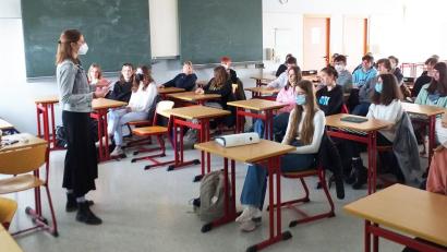 Bild: Dr. Nadine Kilgert-Bartonek/exb 
Die Referentin Kristin Majeweski von der Landeszentrale für politische Bildung behandelte gemeinsam mit den Schülern der zehnten Klassen des Johann-Andreas-Schmeller-Gymnasiums vielfältige Aspekte einer gelingenden demokratischen Streitkultur.