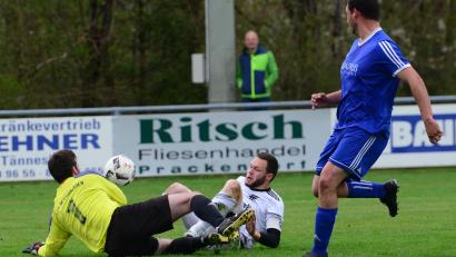 Bild: ham
Alexander Prey von der SG Niedermurach/Pertolzhofen scheitert in dieser Szene am Schmidgadener Keeper Lukas Deichl. Die Gastgeber gewannen dennoch klar mit 4:0.