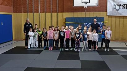 Bild: soj
Andi Fachtan (links) und Florian Hoffmann (rechts) mit den Kindern beim Selbstverteidigungskurs in der Schulturnhalle.