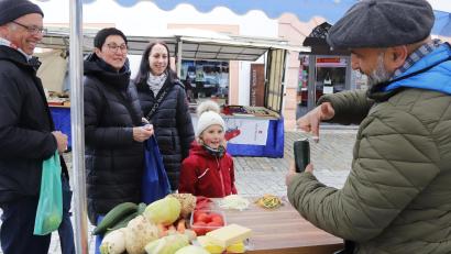 Bild: mfh
Ein Fierant führt den Besuchern seines Verkaufsstands einen kleinen Küchenhelfer vor, der aus Obst und Gemüse kleine Kunstwerke zaubert.