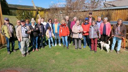 Bild: bsc
Nach zweijähriger coronabedingter Pause trafen sich Mitglieder der Marinekameradschaft Weiden zu einer gemeinsamen Tour. Kameradschaftsleiter Gerhard Meiler (Dritter von links) freute sich über den Zuspruch und dankte Mitglied Bernhard Petrik (Dritter von rechts), der zusammen mit Ehefrau Rita (Zweite von rechts) für eine Stärkung in seinem Garten sorgte.