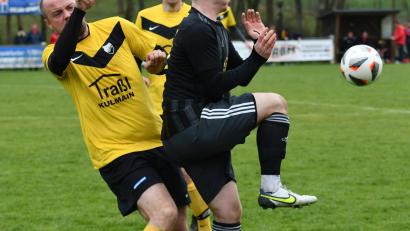 Bild: Nachtigall
Der Kulmainer Andreas Popp (links) versucht Patryk Bytomski von der SV Grafenwöhr zu stoppen. Die Kulmainer hatten gegen den Tabellenzweiten beim 2:5 vor allem in Halbzeit eins nichts zu bestellen, der Bezirksligaabstieg rückt immer näher.