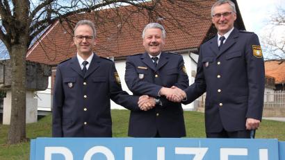 Bild: frd
Per Handschlag verabschiedete der Dienststellenleiter der PI Oberviechtach, Robert Feuerer (Mitte), Georg Pfannenstein (rechts) und wünschte dessen Nachfolger Norbert Ehebauer (links) eine glückliche Hand.