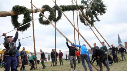 Bild: Wolfgang Steinbacher
Mit Muskelkraft wurde am Samstag der Baum aufgestellt.