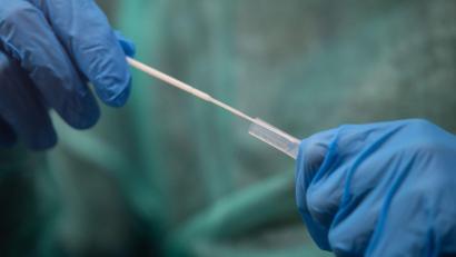 Bild: Sebastian Gollnow/dpa/Symbolbild
Eine Mitarbeiterin hält ein Abstrichstäbchen für die Durchführung eines Corona-Tests.