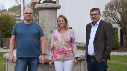 Bild: bö
Verwaltungsfachwirtin Birgit Winkler übernimmt zum 1.. Januar 2023 die Leitung der Verwaltung des Marktes Schmidmühlen von Verwaltungsrat Thilo Gawlista (links), der nach über 42 Jahren in den Ruhestand geht. Rechts Bürgermeister Peter Braun.