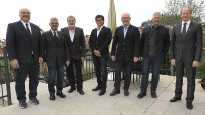 Bild: Hirsch
Bürgermeister Konrad Kiener (rechts) würdigte die Verdienste der ausgeschiedenen Marktgemeinderäte Gerhard Bäumler, Vitus Bauer, Josef Appl, Helmut Ries, Josef Wiesent und Anton Kummert (von links).