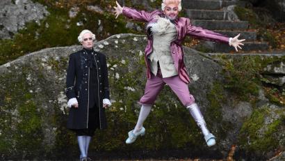 Bild: Florian Miedl/Luisenburg-Festspiele
Für Paul Kaiser als Antonio Salieri (links) und Philipp Moschitz als Mozart haben nun die Leseproben für das Schauspiel „Amadeus“ von Peter Shaffer begonnen.