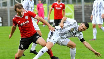 Bild: Werner Franken
Mit 6:0 fertigte die SpVgg SV Weiden den FC Sturm Hauzenberg in der Vorrunde ab. Ein knapper Sieg würde den Weidenern im Nachholspiel diesmal reichen. In dieser Szene beharken sich SpVgg-SV-Kapitän Stefan Graf (rechts) und Hauzenbergs Spielertrainer Alexander Geiger.