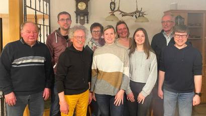 Bild: njn
TSV-Vorsitzender Bernhard Reis (Dritter von links) mit der neu gewählten Spartenleitung der Turner (von links): Kassier Toni Rupprecht, Zweiter Vorsitzender Florian Hör, Oberturnwartin Sonja Grünauer, Pressefrau Patricia Michl, stellvertretende Oberturnwartin Rita Härtl, Schriftführerin Sarah Bollmann, Spartenleiter Bernt Rose und Pressemann Benjamin Schlicht.