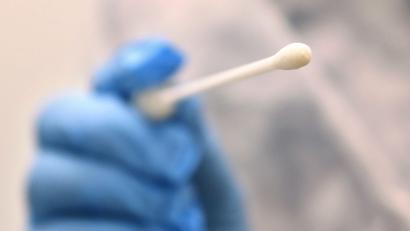 Symbolbild: Karl-Josef Hildenbrand/dpa
Abstrich für einen Coronatest: Am Montag gab es im Landkreis Tirschenreuth 88 positive Coronatests.