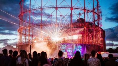 Bild: Jussi Hellsten/Visit Finland/dpa
Weniger Natur, aber mehr Industrie-Chic bekommen Musikfans im August beim Flow-Festival in Helsinki.