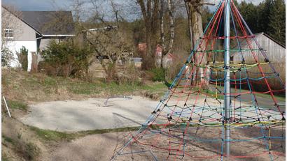 Bild: br
Ergänzend zur im Vorjahr errichteten Kletterpyramide (rechts im Bild) soll auf dem Generationenplatz in diesem Jahr als weiteres Kleinprojekt eine Dorfhalle realisiert werden.