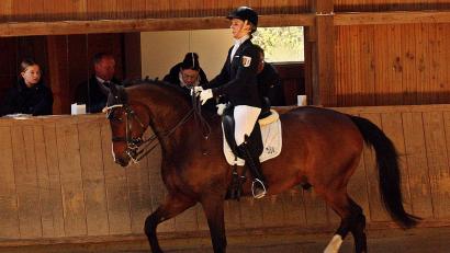 Bild: Reinhard Kreuzer
Das Dressurturnier des Reiterclubs Schwedentisch fand bei den Reitsportlern in der Region großen Anklang. Das Bild zeigt Lisa-Marie Kick von der RSG Weiden.