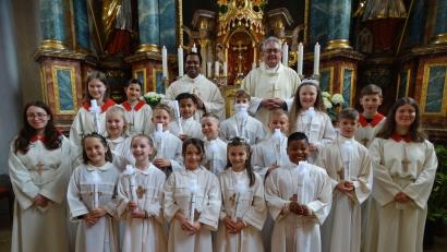 Bild: ct
13 Kinder aus Schlicht und Sorghof empfangen in der Pfarrkirche St. Georg in Schlicht die Erstkommunion. Stadtpfarrer Pater Robin Xavier (hinten links) und Diakon Dieter Gerstacker zelebrieren den Gottesdienst.