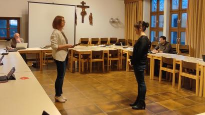 Bild: pi
Christine Maurer (rechts) leistet den Amtseid.