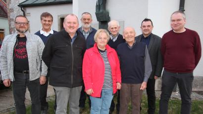 Bild: kro
Seit 40 Jahren halten sie der Kolpingsfamilie Bärnau die Treue, dafür wurden sie geehrt. Unser Bild zeigt von links Jürgen Härtl, Zweiten Vorsitzenden Hubert Häring, Karl Stier, Hans Häring, Edeltraud Härtl, Benno Zant, Michael Hottner, Präses Konrad Amschl und Vorsitzenden Markus Fichtner.