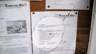 Bild: bkr
Die zertrümmerte Glasscheibe des Schaukastens der KAB.