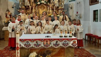 Bild: soj
Die Kommunionkinder in der Pfarrkirche Sankt Ägidius Ebnath mit Pfarrer Pater Anish George (hinten, von rechts), den Betreuerinnen Daniela Würstl, Susanne Weiß, Sandra Schmelber und Diakon Rudolf Hoffmann