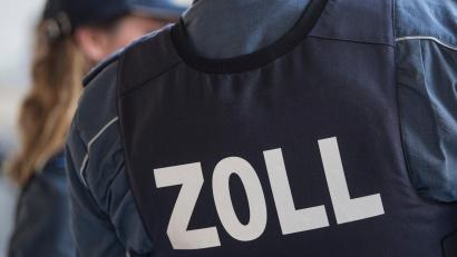 Symbolbild: Boris Roessler
Bei Waldsassen beschlagnahmte der Zoll falsch gekennzeichnete Zigaretten und unversteuerten Alkohol.