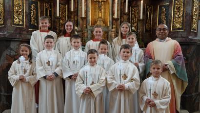 Bild: rha
Am Sonntag empfängt eine Gruppe der Vilsecker Kommunionkinder durch Pater Jimmy Joseph erstmals den Leib Christi.
