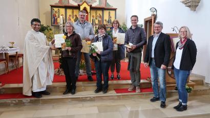 Bild: bsc
Pfarrer Joseph (links) und die beiden neuen Pfarrgemeinderatssprecher Uwe Heider (Zweiter von rechts) und Alexandra Kaßeckert (rechts) dankten bei einem feierlichen Gottesdienst den scheidenden Pfarrgemeinderatsmitgliedern (von links) Gabi Zeh, Harald Schultes, Agnes Kreuzer, Manuela Schürlein und Carsten Klöble.