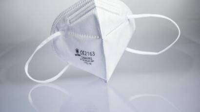 Bild: Frank Rumpenhorst/dpa/Illustration
Eine FFP2-Maske liegt auf einem Leuchttisch.