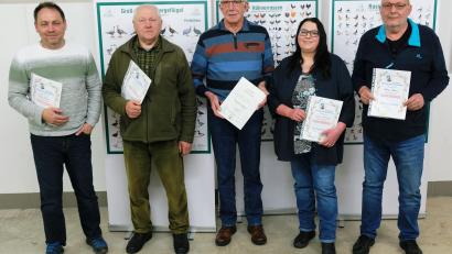 Bild: do
Eingerahmt von den Züchtern Harald Schmidt, Anton Fichtl, Birgit Plohmann und Thomas Schwarze (von links), die mit goldenen Ehrennadeln des Verbandes Bayerischer Rassegeflügelzüchter ausgezeichnet wurden, ernannte der Verein Rupert Lindner (Bildmitte) zum Ehrenmitglied.