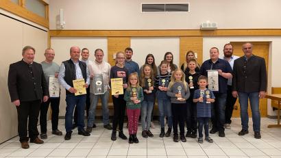 Bild: KTZV Mitterteich/exb
Der Kleintierzuchtverein Mitterteich zeichnete jetzt erfolgreiche Mitglieder aus (im Bild mit Zweitem Bürgermeister Hans Brandl, links, und Vorsitzendem Wolfgang Gründl, rechts).