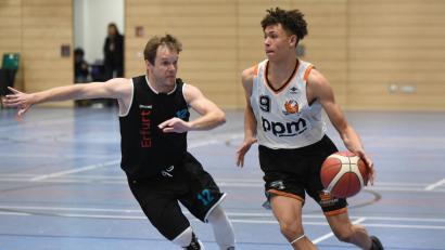 Bild: Tobias Schwarzmeier
Es war gegen aufmerksame Erfurter Verteidiger nicht das Spiel der DJK-Guards. Auch Jariah Oliver (am Ball) hatte keinen guten Tag erwischt.