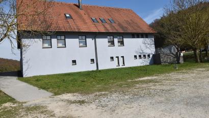 Bild: no
Angrenzend an das Gebäude der Raiffeisenbank, sollten am Rande des Festplatzes in Illschwang vier Wohnmobilstellflächen entstehen. Die Entwürfe eines Architekturbüros hat der Gemeinderat jedoch verworfen.