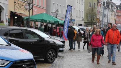 Bild: kro
Heimische Autohändler präsentierten beim Walburga-Markt aktuelle Fahrzeugmodelle.