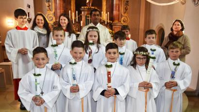 Bild: no
Die neun Erstkommunionkinder mit den Ministranten, Pfarrvikar Thomas Sannikommula (Mitte), der Hauptorganisatorin der außerschulischen Vorbereitung, Isabel Riederer von Paar (rechts), und Helferin Silke Steinmetz (Zweite von links).