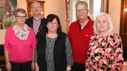 Bild: gf
Der neue Vorstand des VdK-Ortsverbands Süd-West: (vorne, von links) Hannelore Meier, Birgit Miheilowitsch und Irene Kugler, (dahinter, von links) stellvertretender Kreisvorsitzender Hans Ludwig und Bernfried Schäfer.