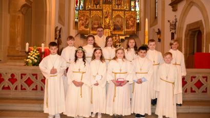 Bild: bey
Sieben Mädchen und fünf Buben feierten am Sonntag das Fest der heiligen Erstkommunion. Für Stadtpfarrer Pater Hans Ring war es die letzte Kommunion, weil er die Pfarrei Pleystein mit Ablauf des Monats August verlässt.