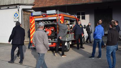 Bild: bnr
Ein Feuerwehrauto steht bei der Feuerwehr Dürnersdorf ganz oben auf der Bedarfsliste. Jetzt besichtigten Feuerwehr und Gemeinderat ein gebrauchtes Fahrzeug.