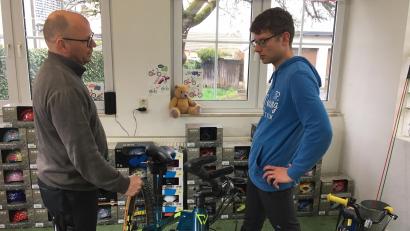 Bild: ihl
Robert Kostner (links) beschreibt Florian Haberkorn den Umbau des E-Bikes auf dessen Bedürfnisse.