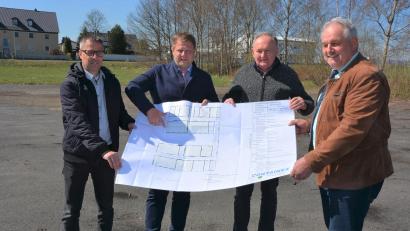 Bild: jr
Auf dem Gelände der Schützengesellschaft wird ein Containerdorf aufgebaut – als Übergangslösung bis zur Fertigstellung des neuen Kinderhauses Purzelbaum. Von links Bauamtsleiter Thomas Grillmeier, Bürgermeister Stefan Grillmeier, Schützenmeister Wolfgang Friedl und Leonbergs Bürgermeister Johann Burger.